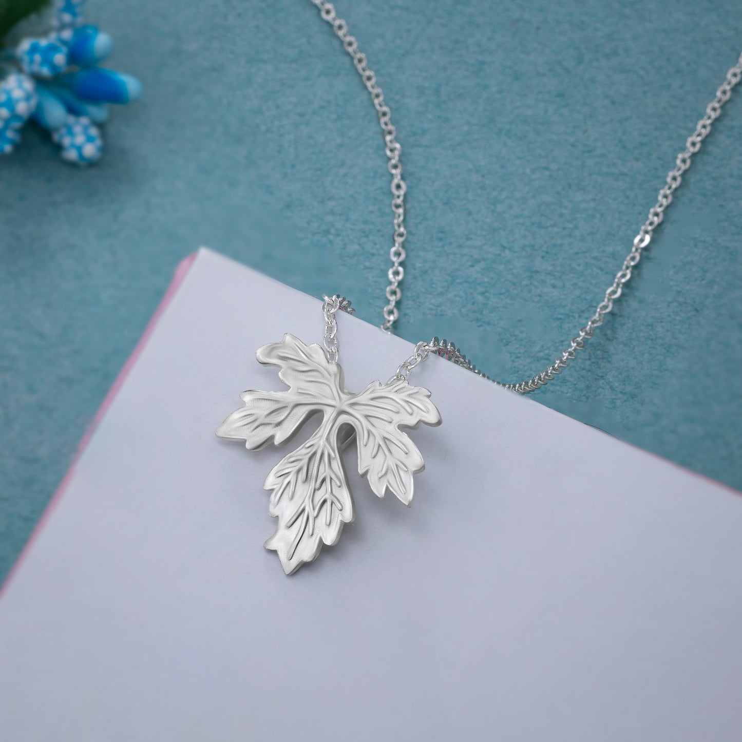 silver maple leaf pendent chain