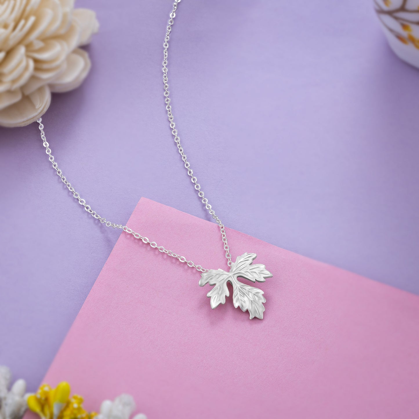 silver maple leaf pendent chain