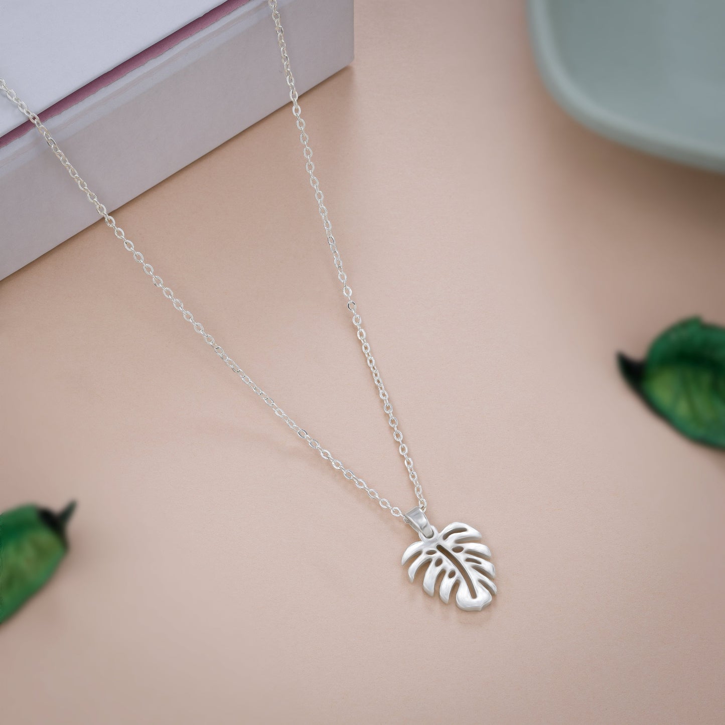 loving the delicate charm of this leaf pendant necklace