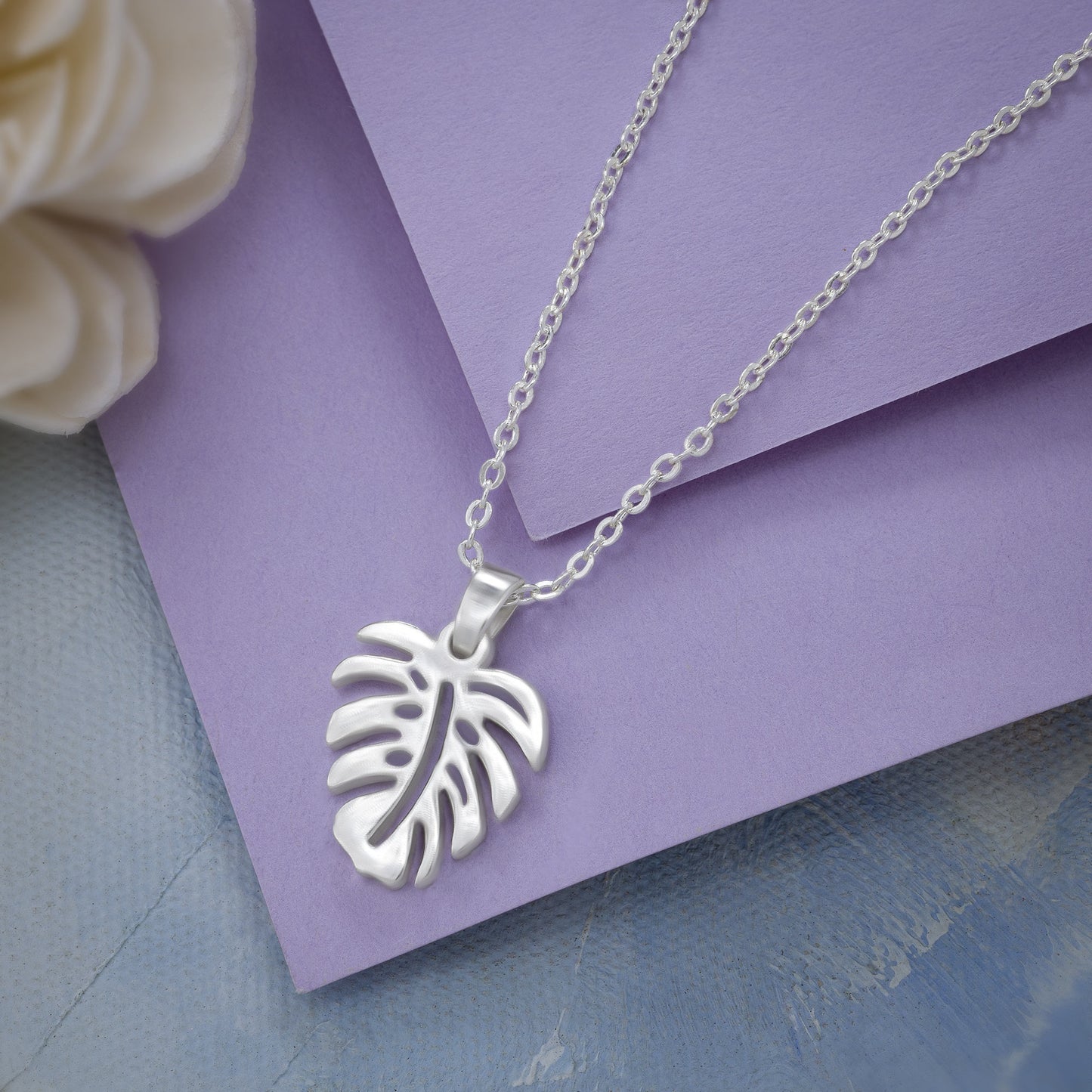 loving the delicate charm of this leaf pendant necklace