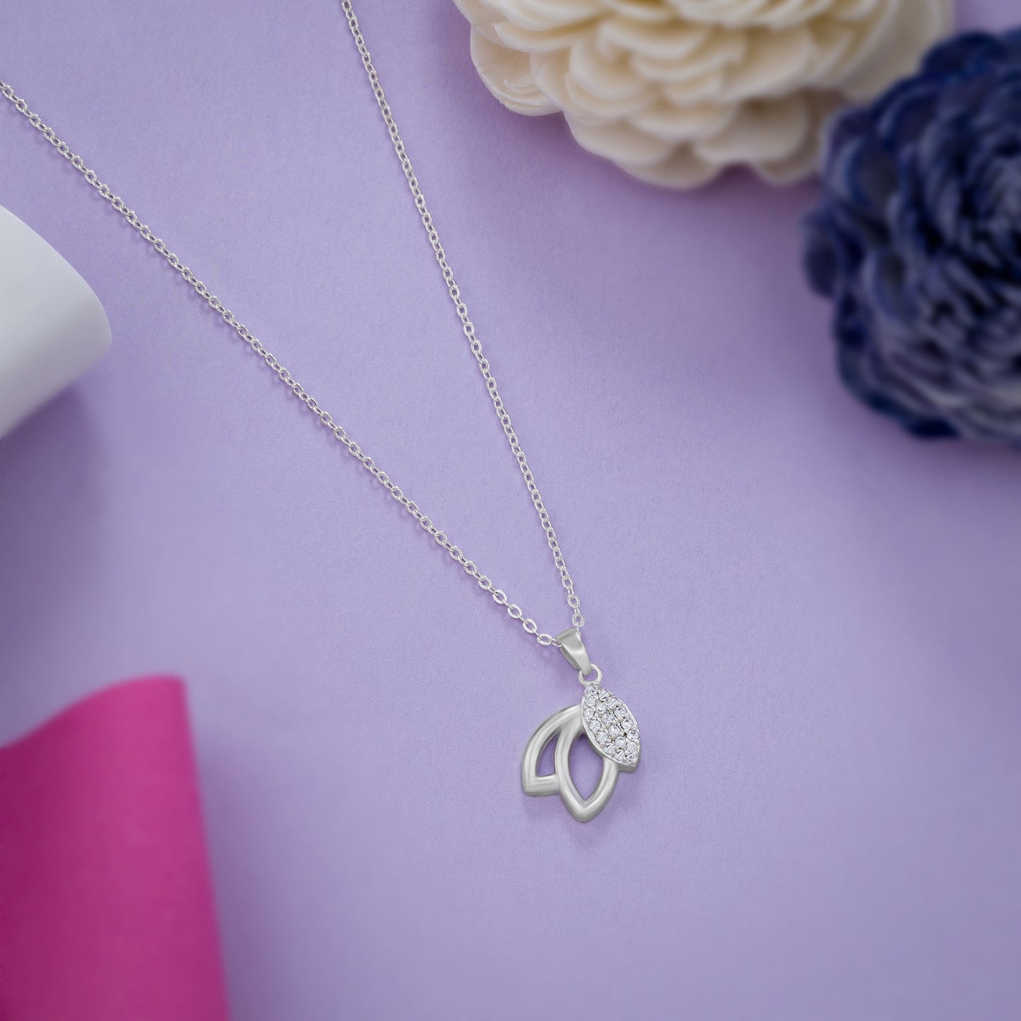 elevate your look with this exquisite white golden necklace