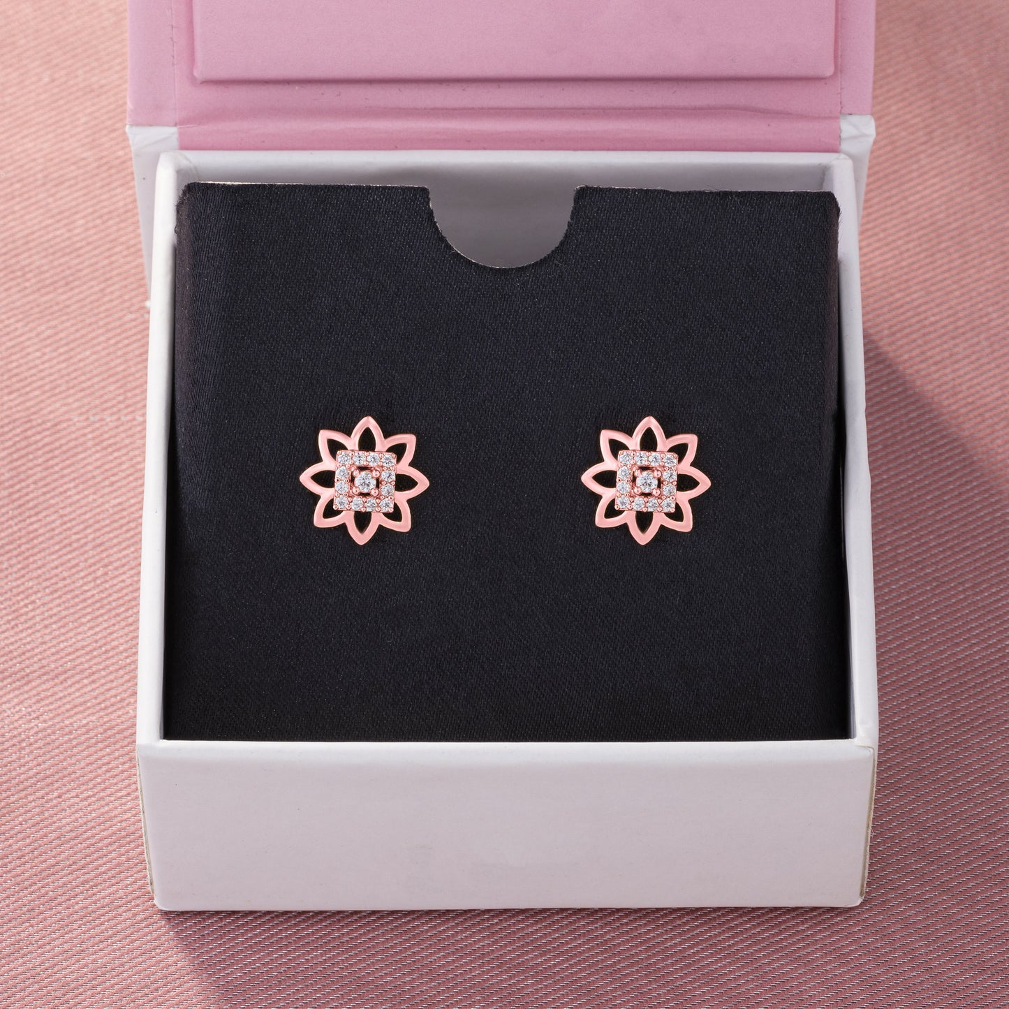 flower earrings made of rose gold and diamonds