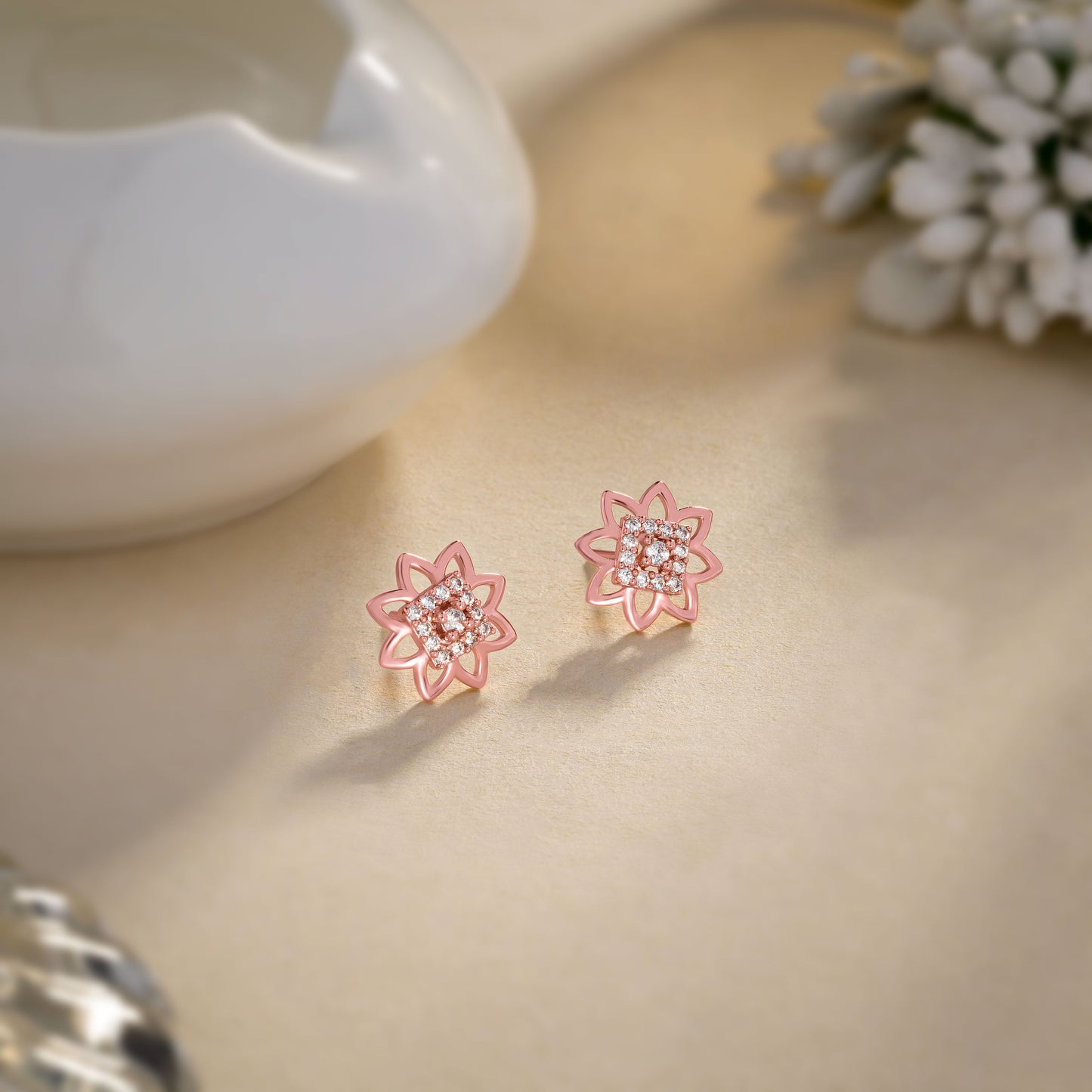 flower earrings made of rose gold and diamonds