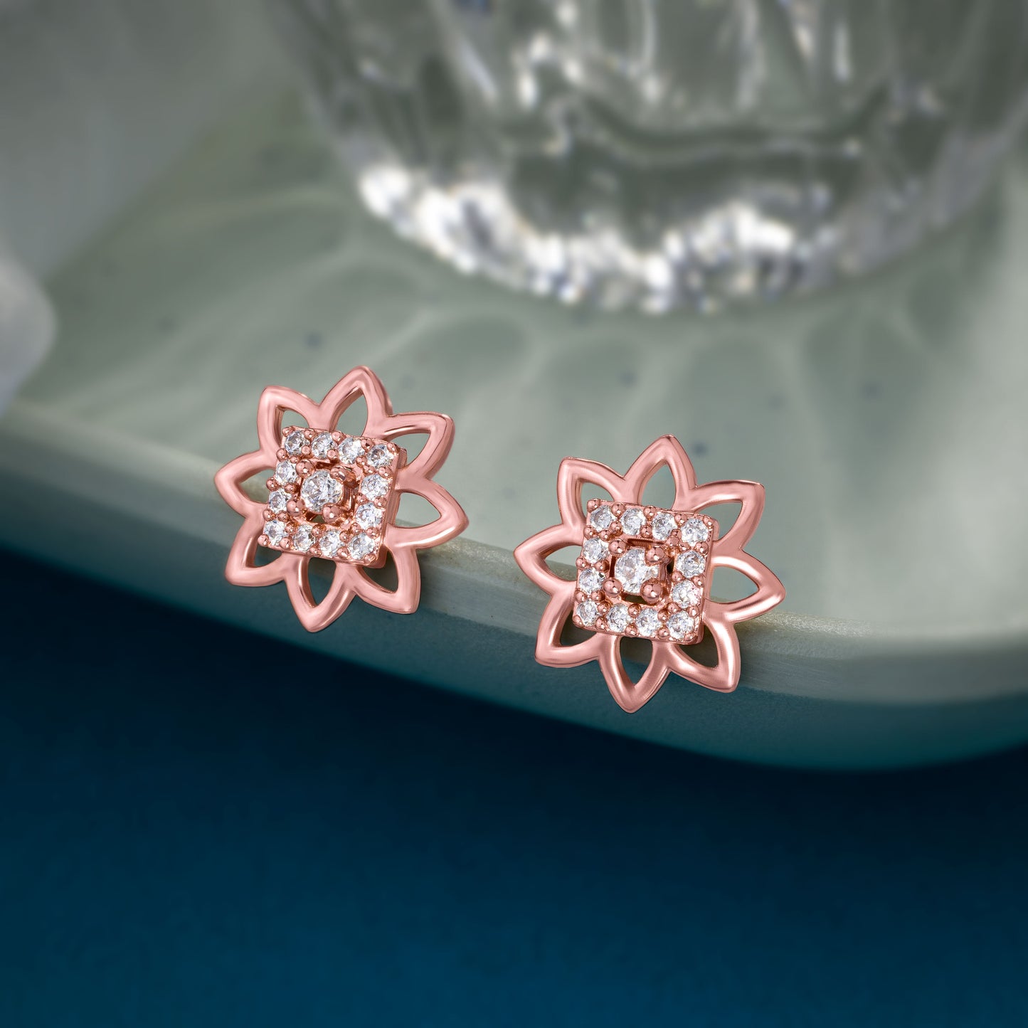 flower earrings made of rose gold and diamonds