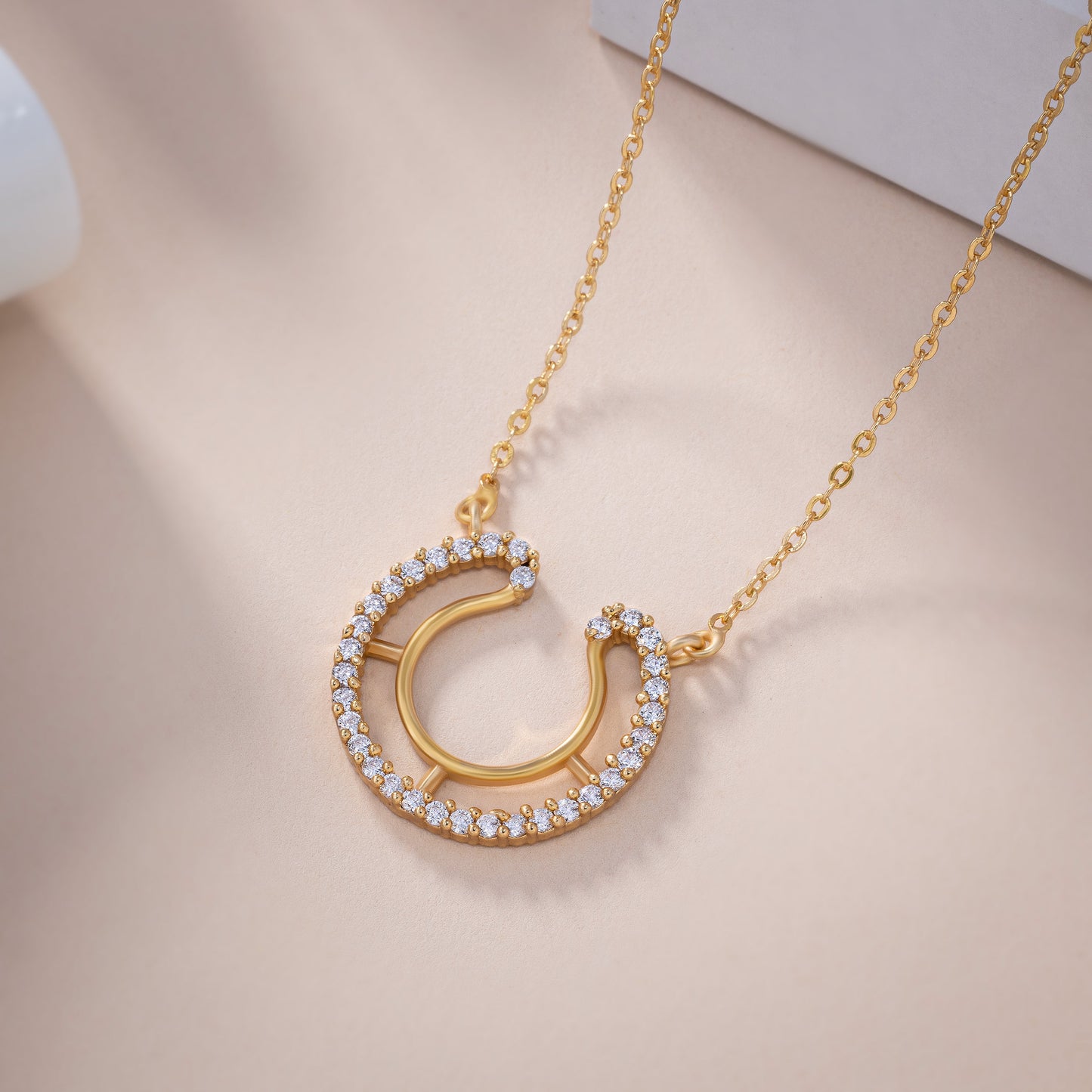 luck with this stunning white golden horseshoe necklace