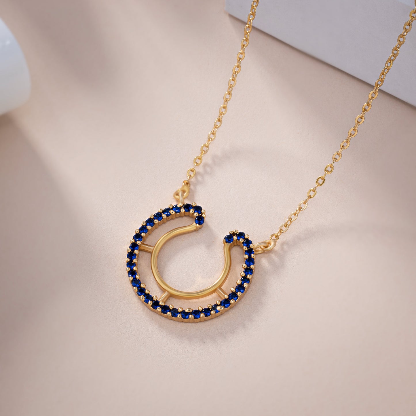 luck with this stunning golden horseshoe necklace