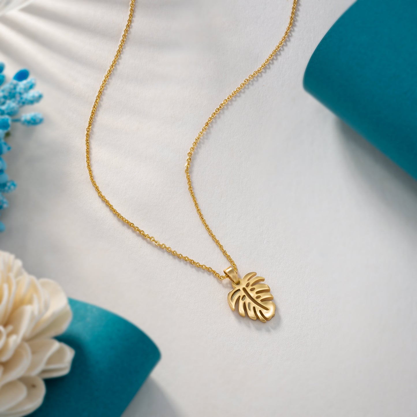 loving the delicate charm of this leaf pendant golden necklace