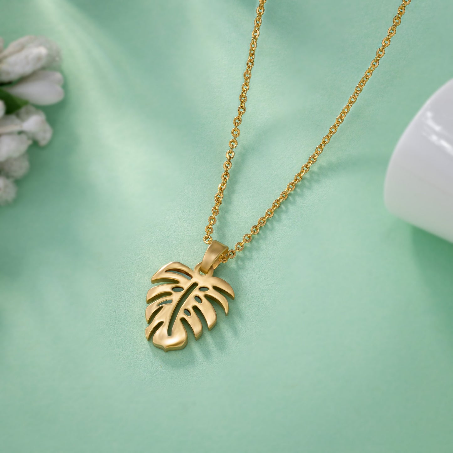 loving the delicate charm of this leaf pendant golden necklace