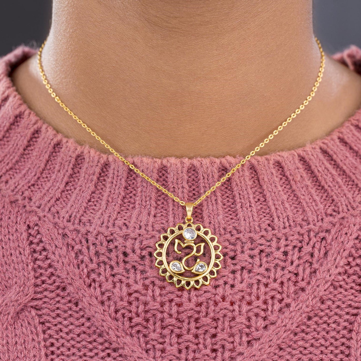 golden necklace with a diamond flower