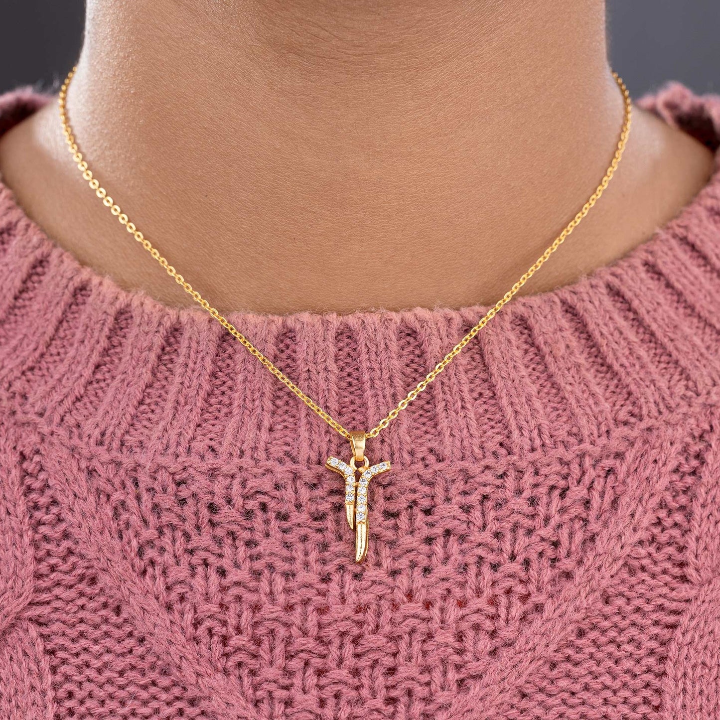 golden necklace with a diamond pendant