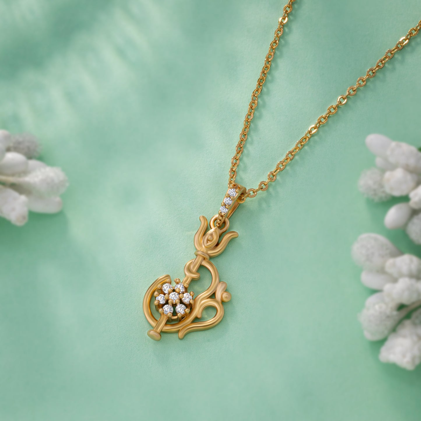 discover the beauty of this golden necklace