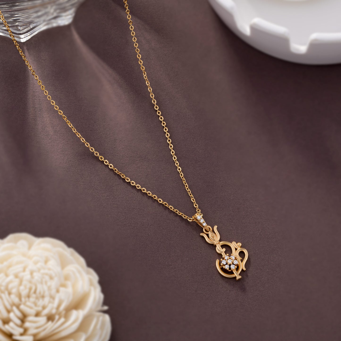 discover the beauty of this golden necklace