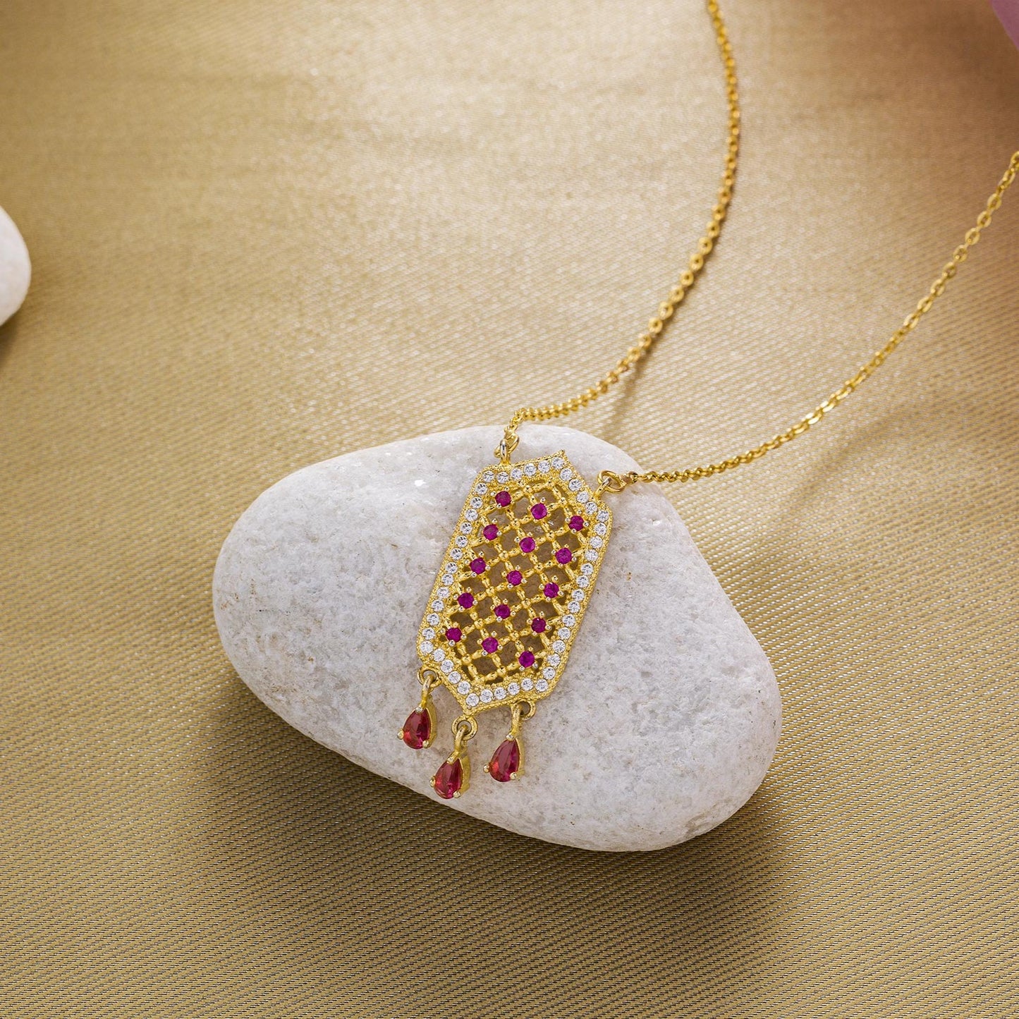 necklace_red stone_golden_1