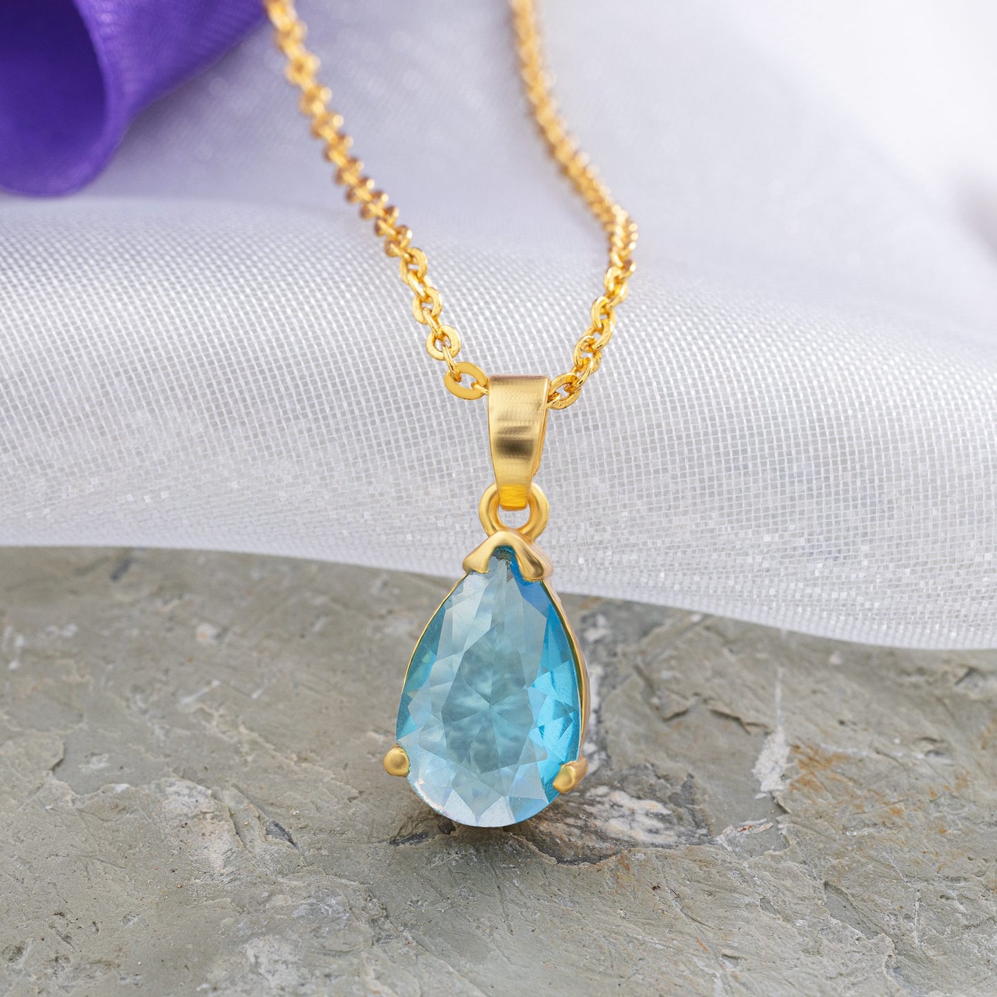 golden necklace with a small stone