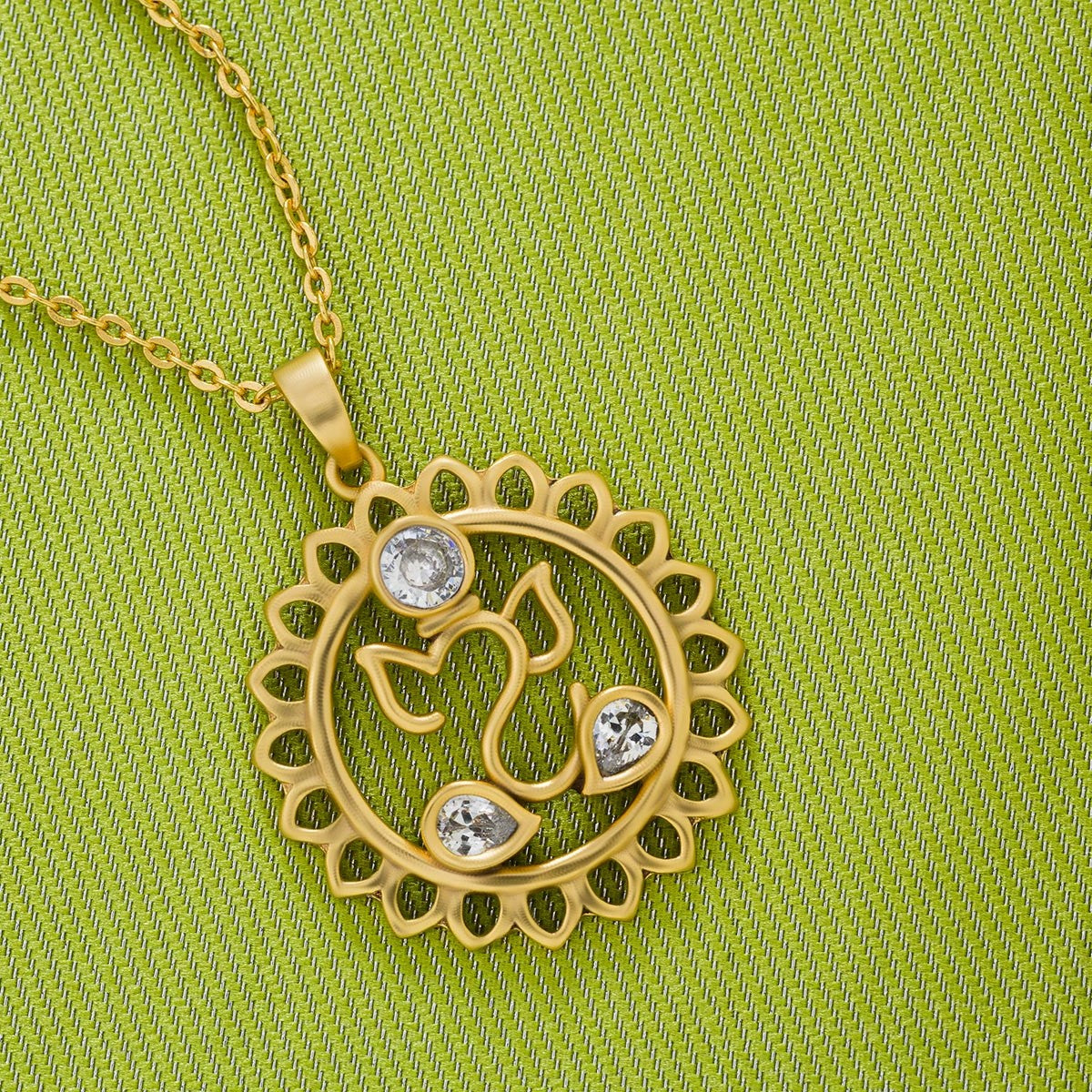 golden necklace with a diamond flower