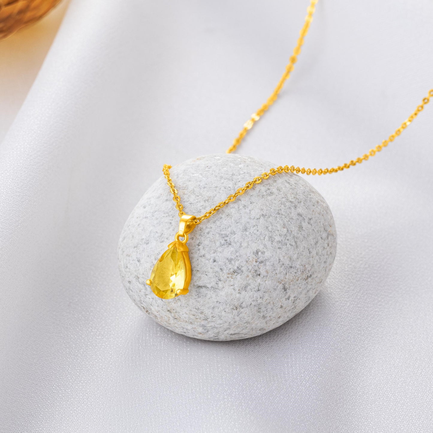 necklace small yellow stone