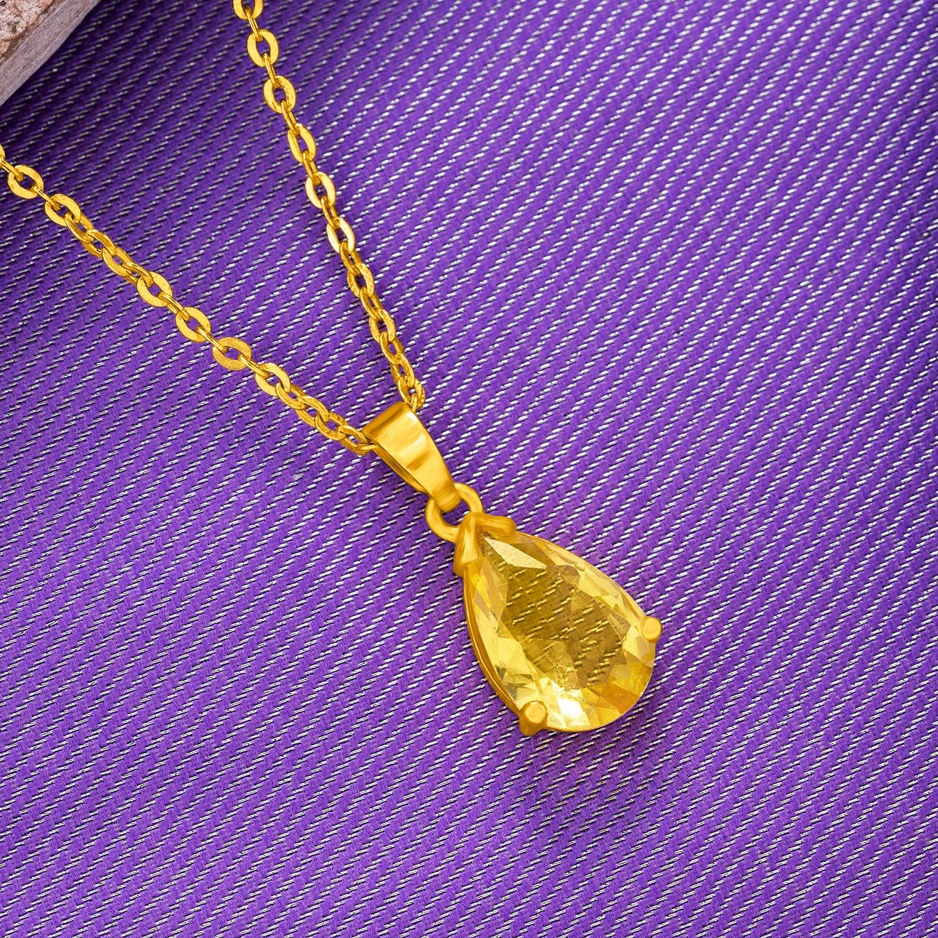 necklace small yellow stone