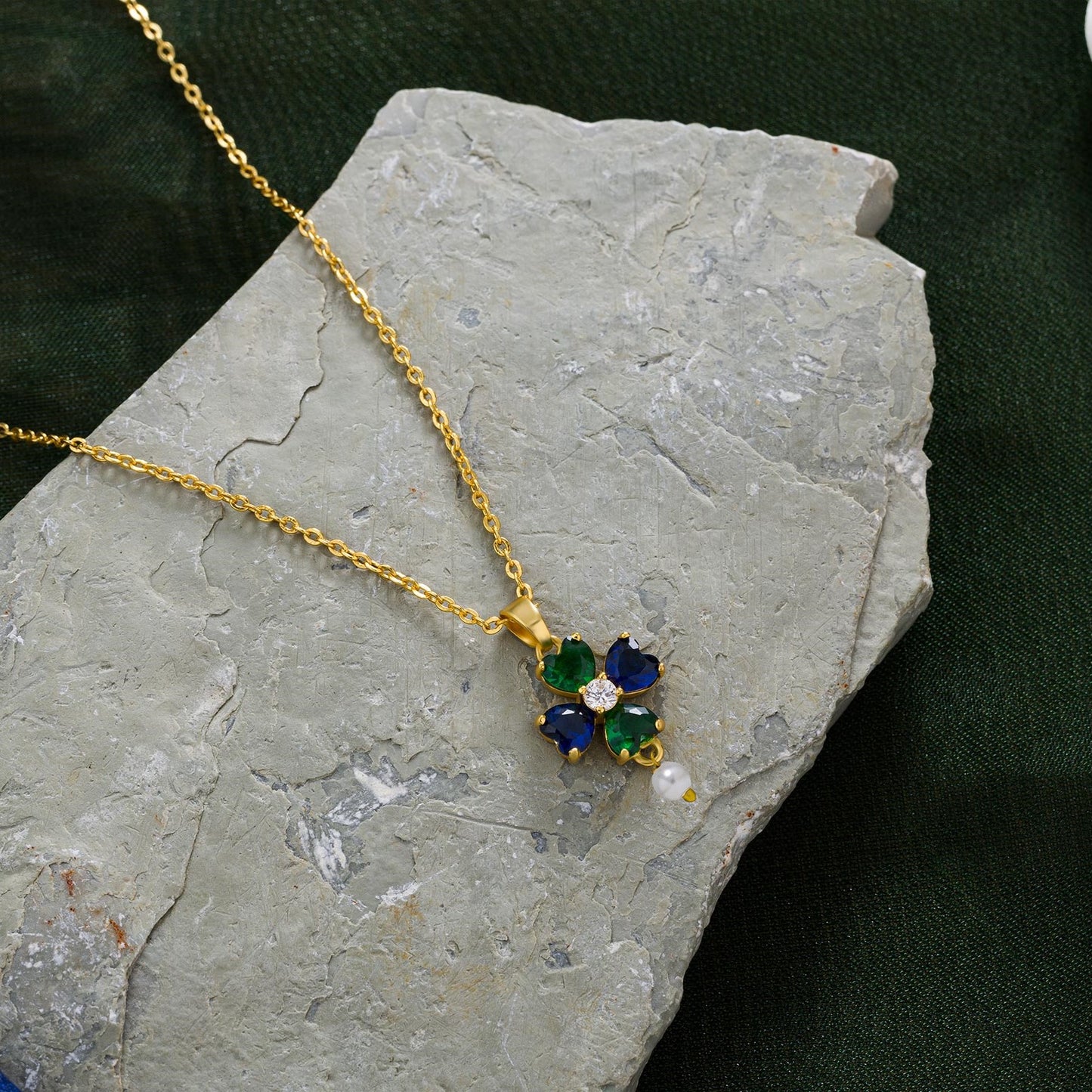 necklace_green stone_golden_1