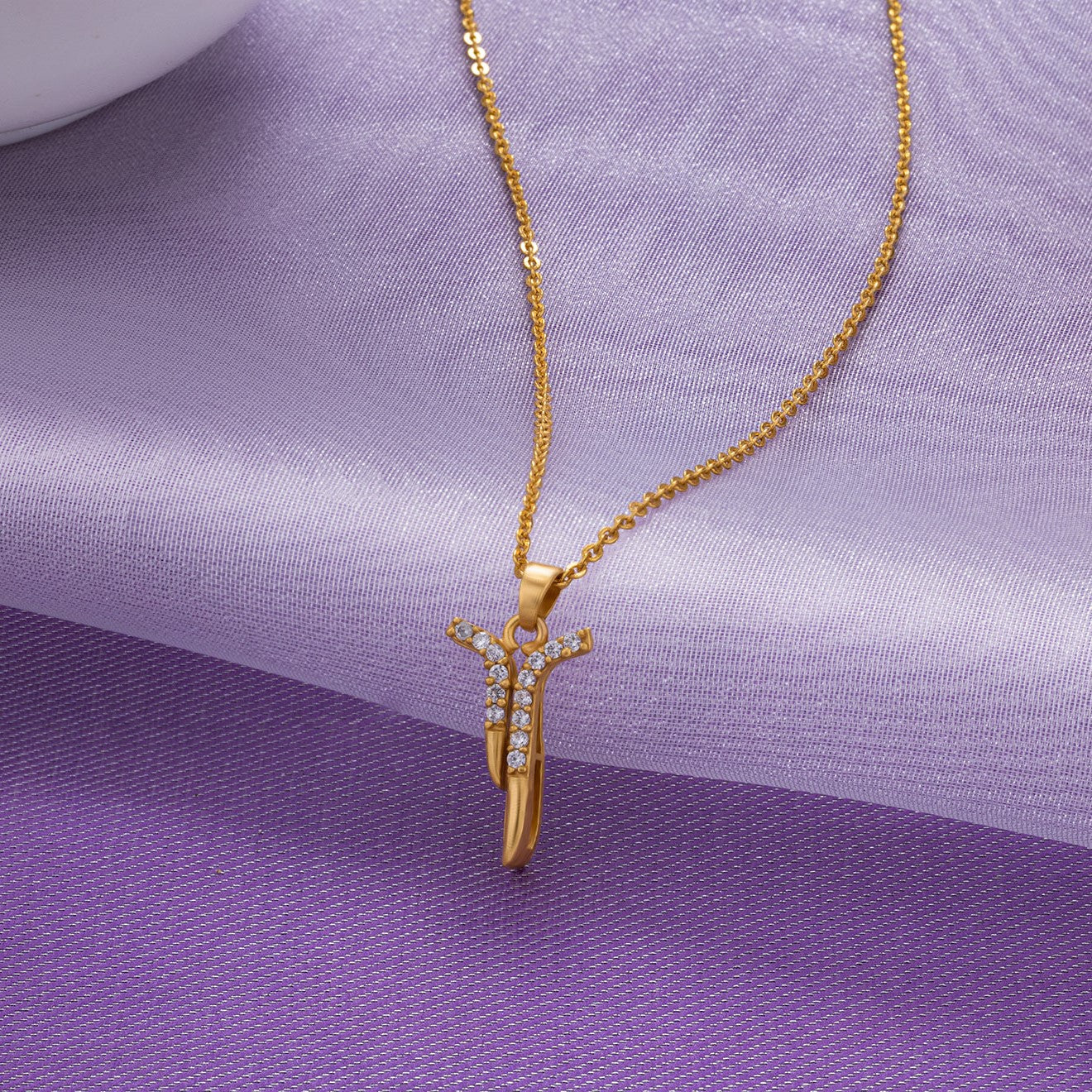 golden necklace with a diamond pendant