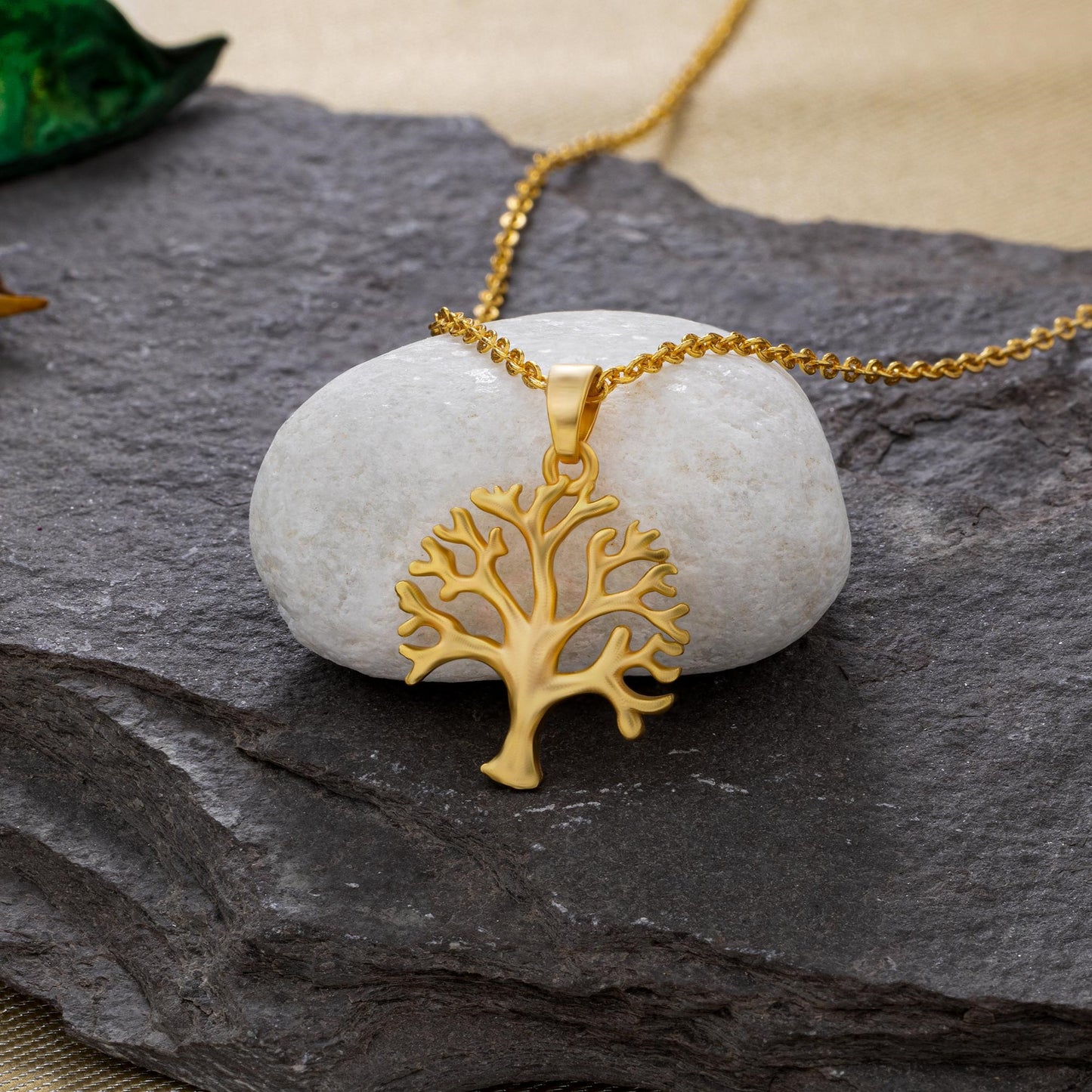 necklace_plain stone_golden_1