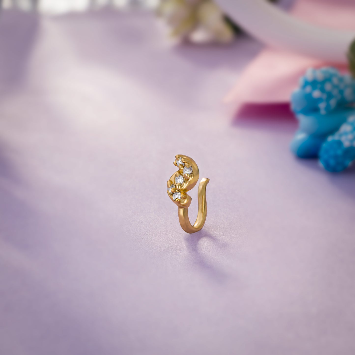 white twirl sapphire nose pin