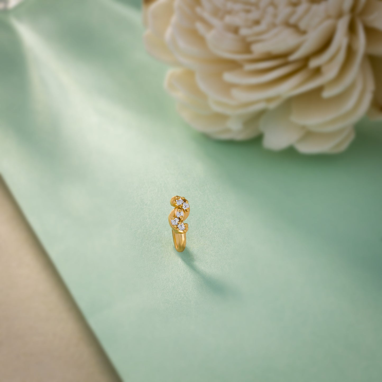 white twirl sapphire nose pin