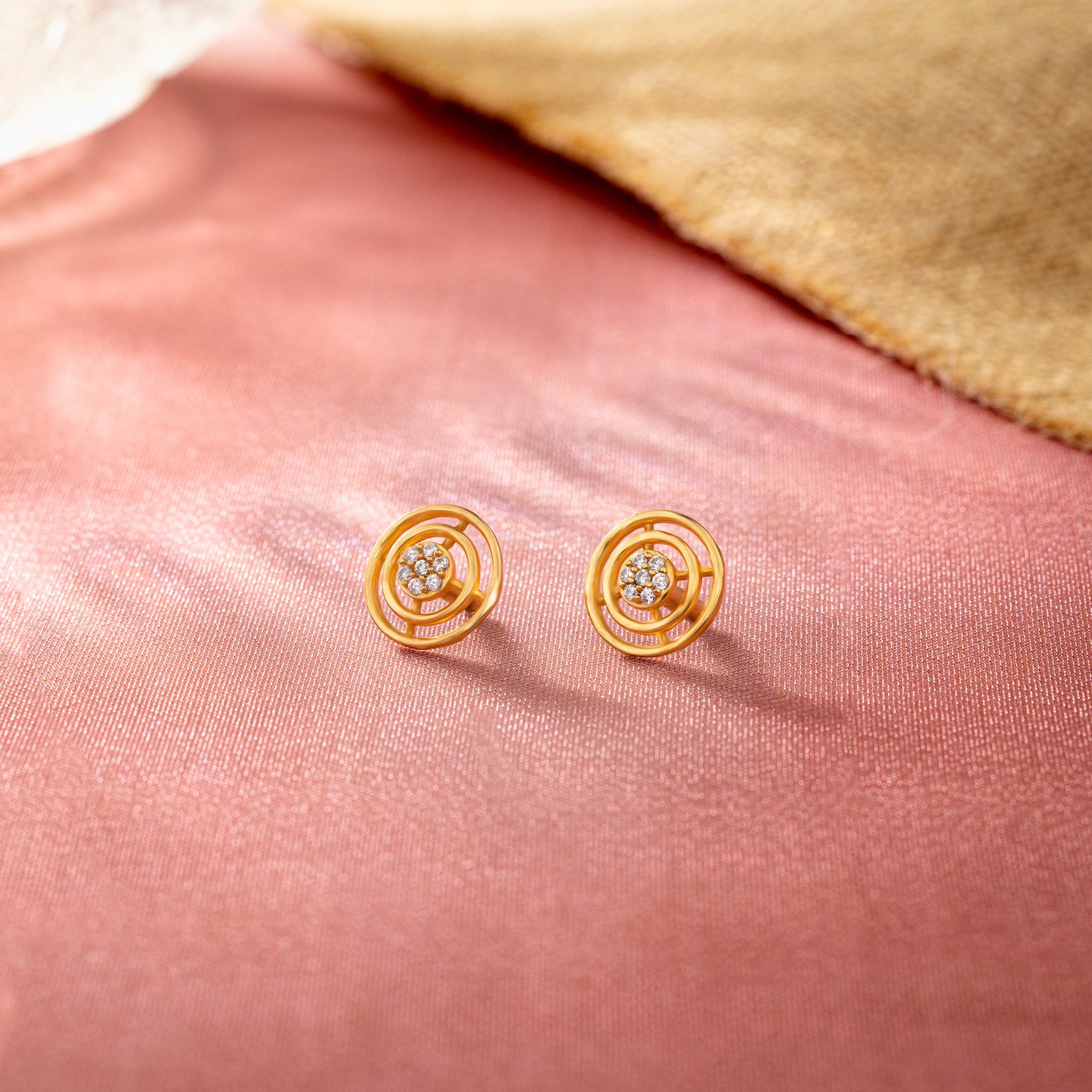 earring_white stone_golden_1