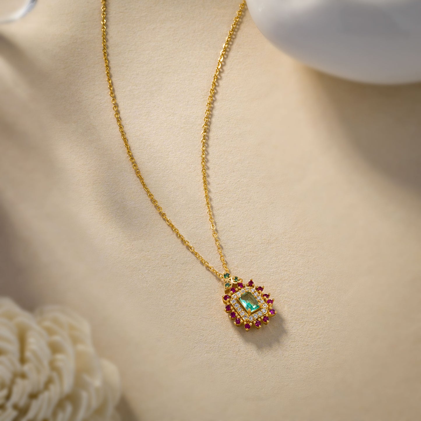 luxurious showcasing a green striking golden necklace