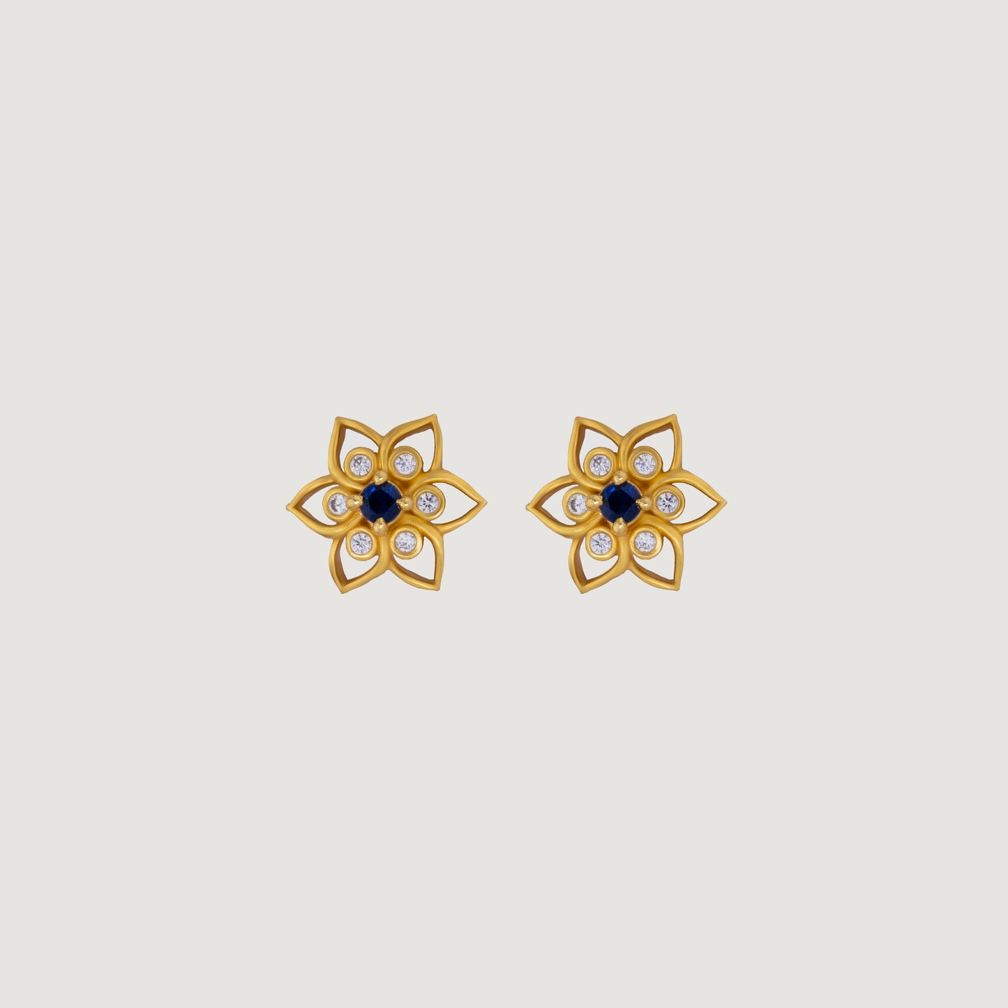 golden earring with a sapphire stone