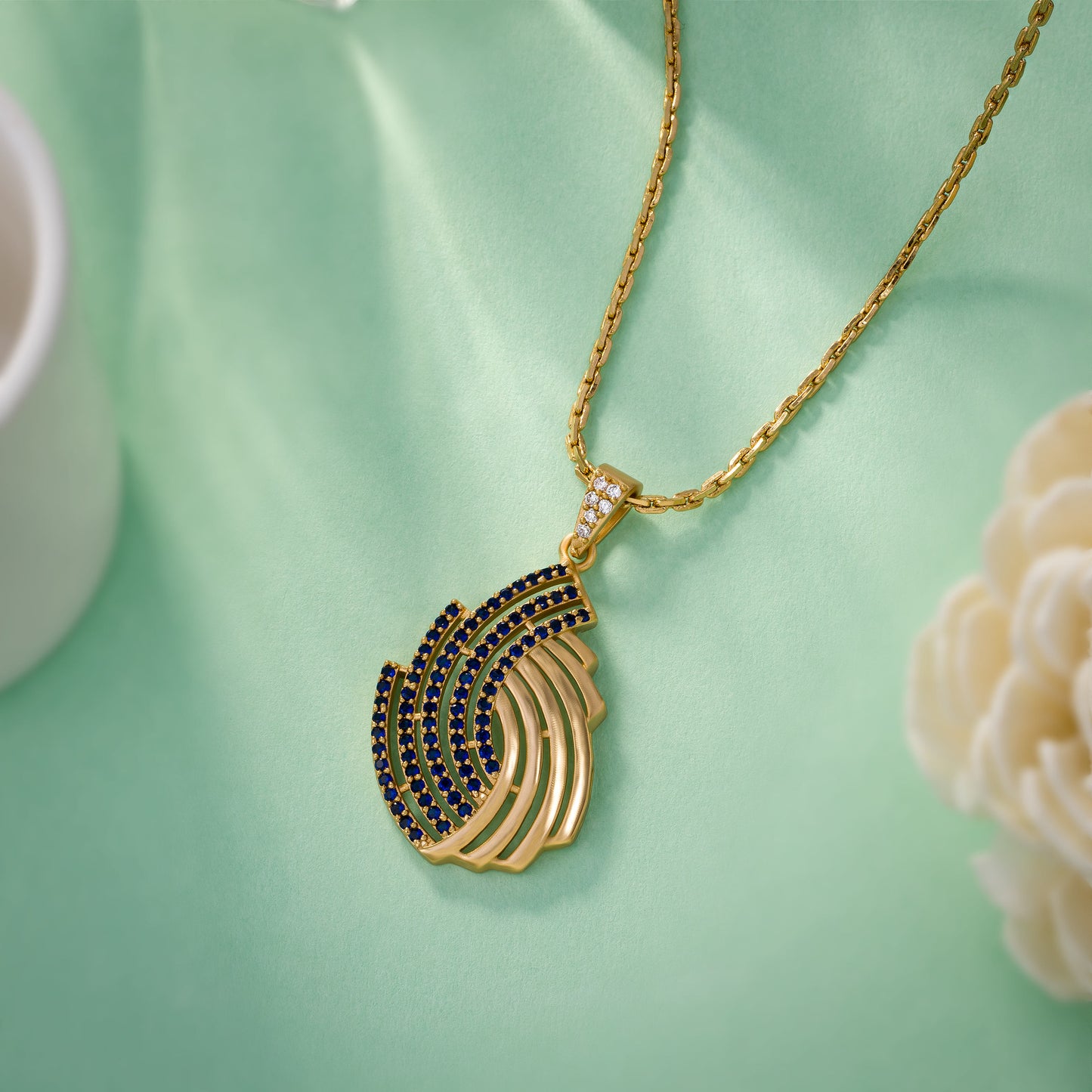 beauty of simplicity with this stunning golden pendant