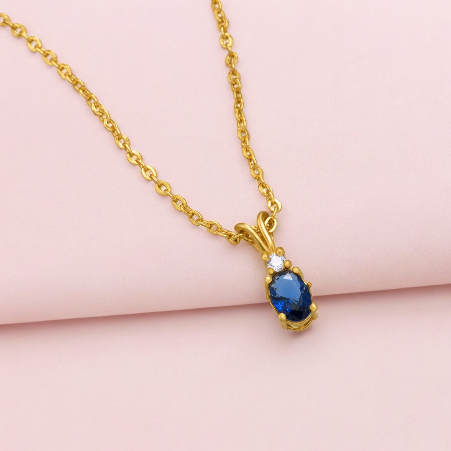 golden necklace with diamond