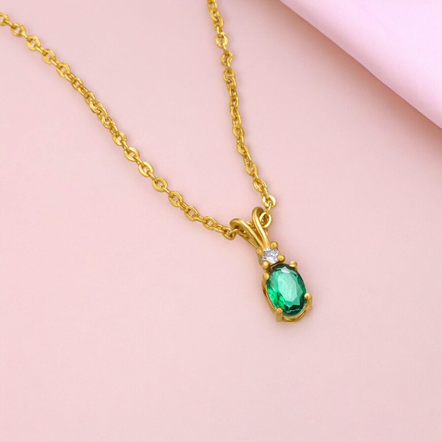 golden necklace with diamond