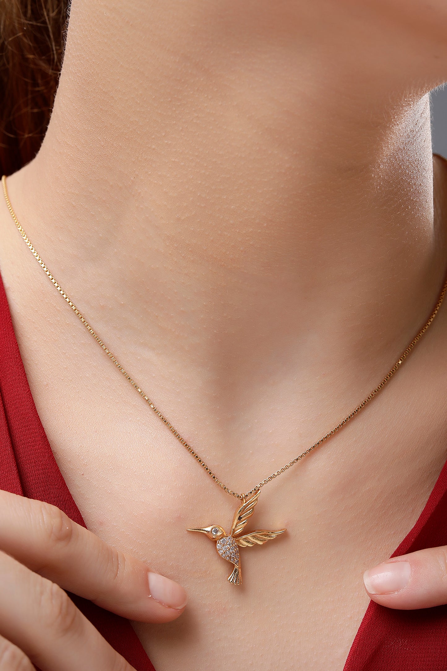 golden humming necklace with diamonds