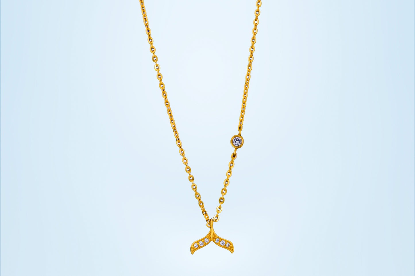 golden necklace with a diamond