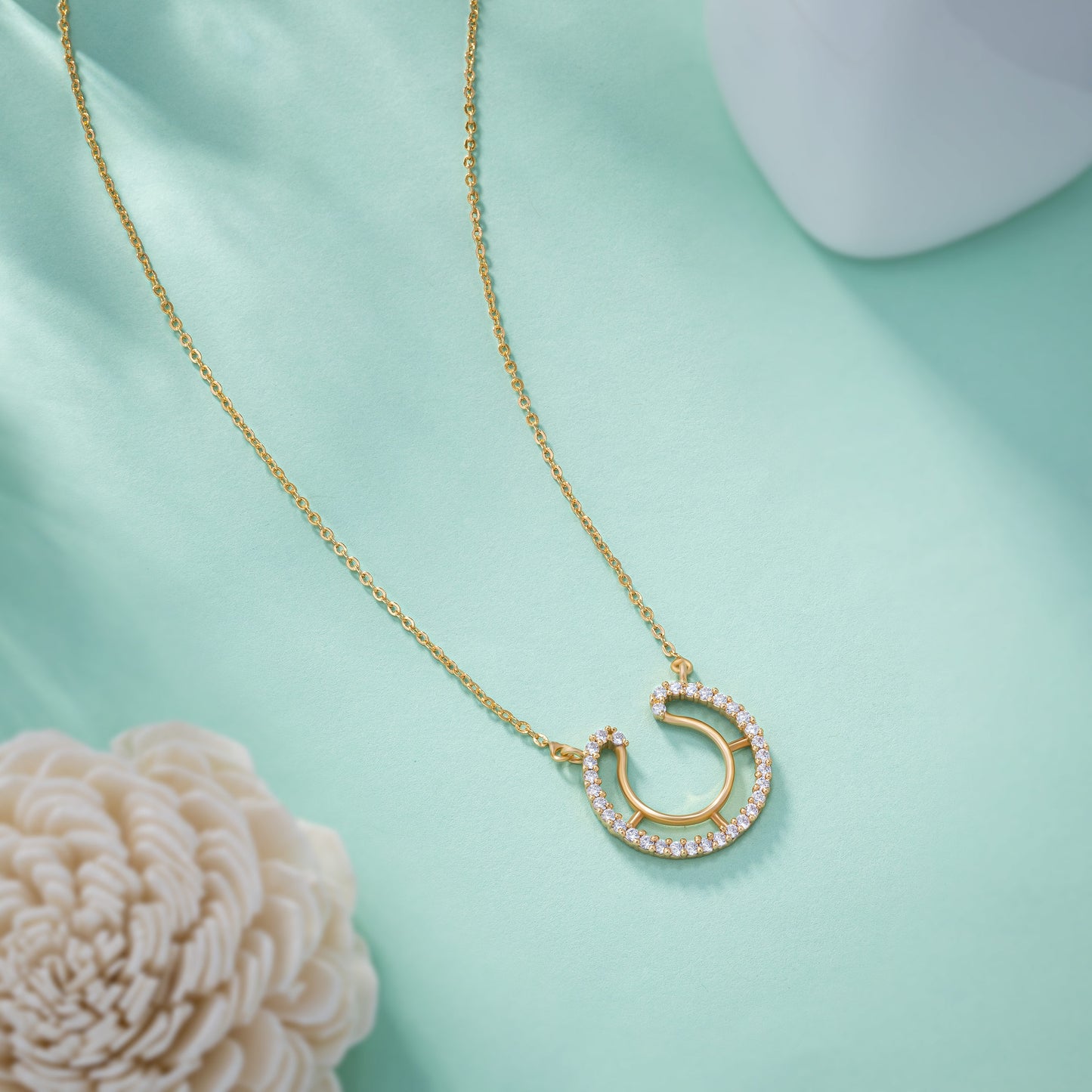 luck with this stunning white golden horseshoe necklace