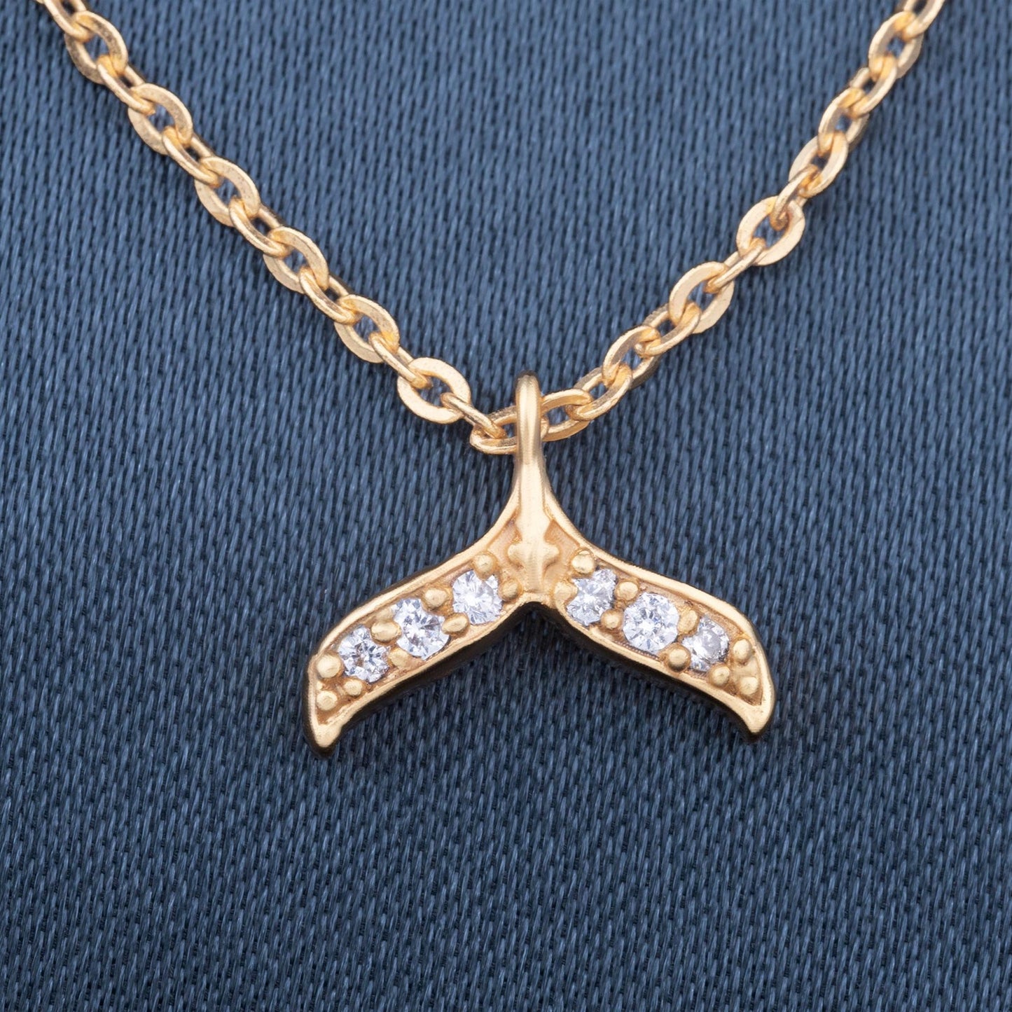 golden necklace with a diamond