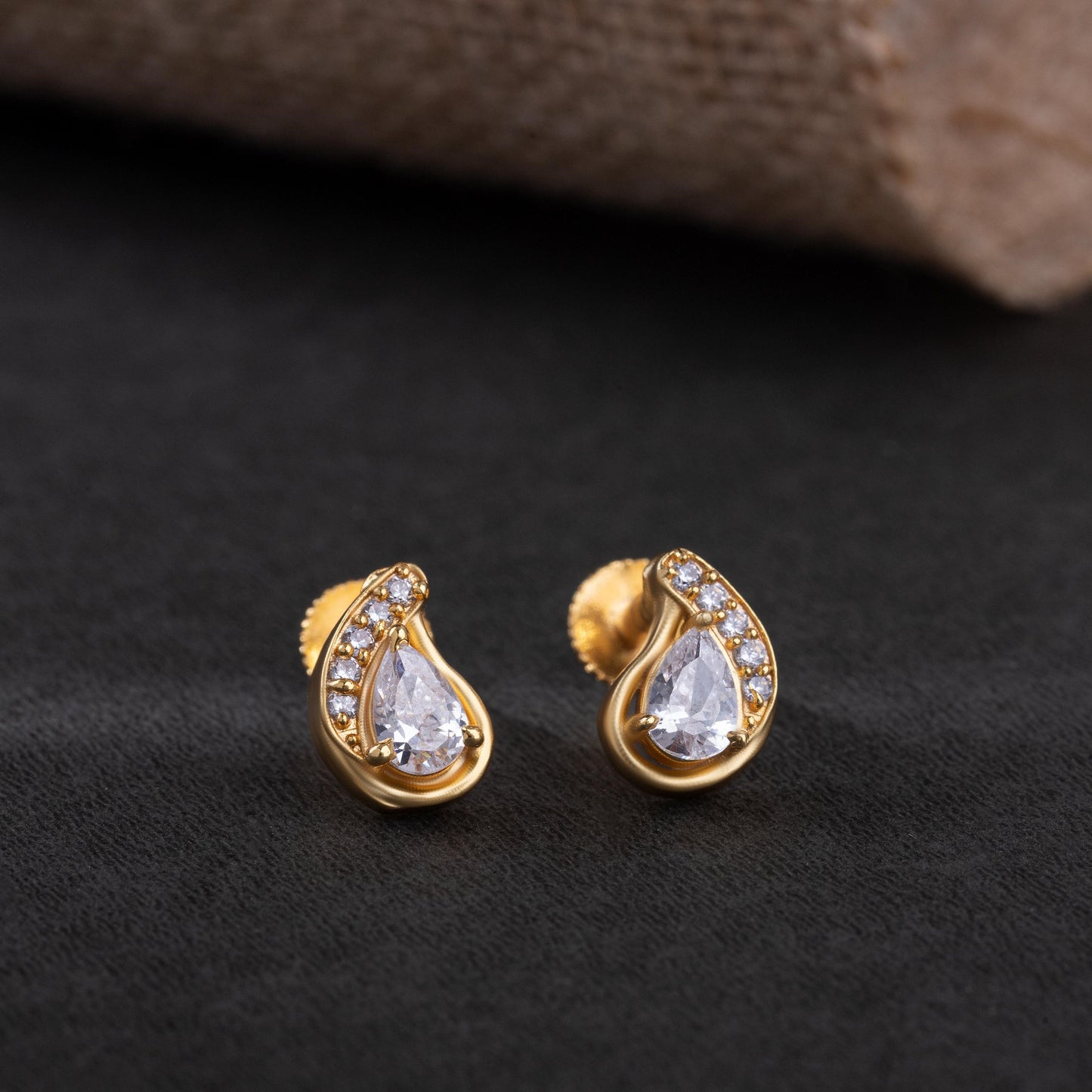 earring_white stone_golden_1