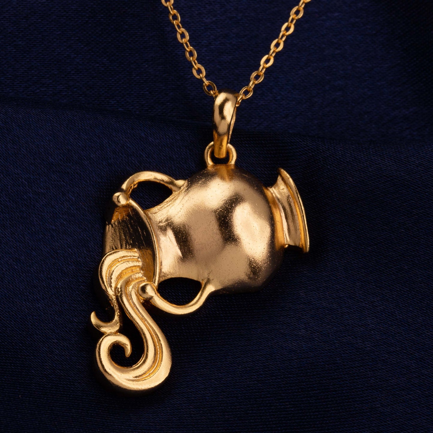 golden necklace with a pendant