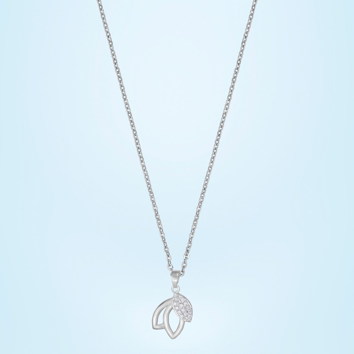 elevate your look with this exquisite white golden necklace